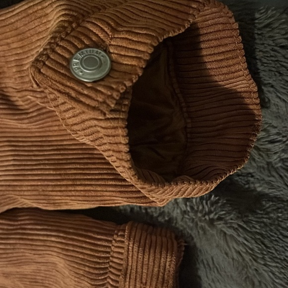 Love tree fur inside jacket size large fits like a medium - Picture 3 of 4